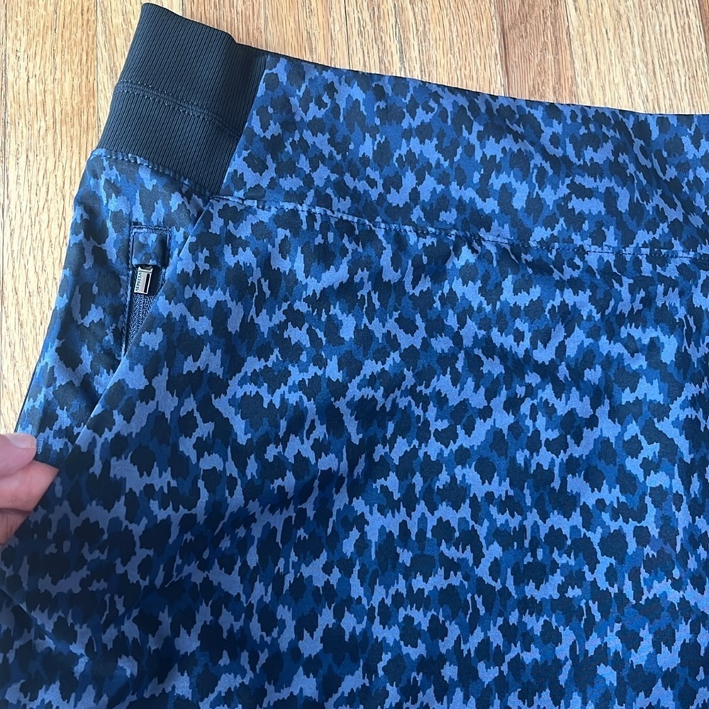Athleta Brooklyn Blue Printed Short Size: 22 - Picture 3 of 9